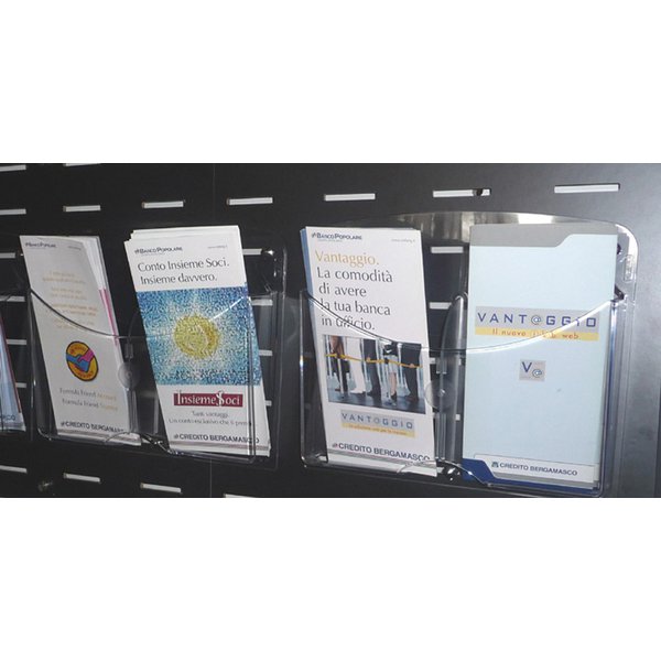 Vaschetta multifunzione 1/3 A4 per parete attrezzata mobile - Parete attrezzata mobile in MDF (pannello di fibra a media densità) con asole per il fissaggio di accessori. Telaio con profili in alluminio anodizzato che rende la parete elegante ed adatta a qualunque ambientazione. Piedini carrellati dotati di ruote pivottanti (di cui 2 bloccabili). La parete consente l'applicazione degli accessori su entrambi i fronti. Formato utile del pannello 88x185 cm. Dimensioni totali LxPxH 92x44x196 cm.