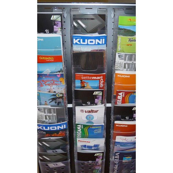 Vaschetta per brochure A4 per parete attrezzata - Parete attrezzata mobile in MDF (pannello di fibra a media densità) con asole per il fissaggio di accessori. Telaio con profili in alluminio anodizzato che rende la parete elegante ed adatta a qualunque ambientazione. Piedini carrellati dotati di ruote pivottanti (di cui 2 bloccabili). La parete consente l'applicazione degli accessori su entrambi i fronti. Formato utile del pannello 88x185 cm. Dimensioni totali LxPxH 92x44x196 cm.