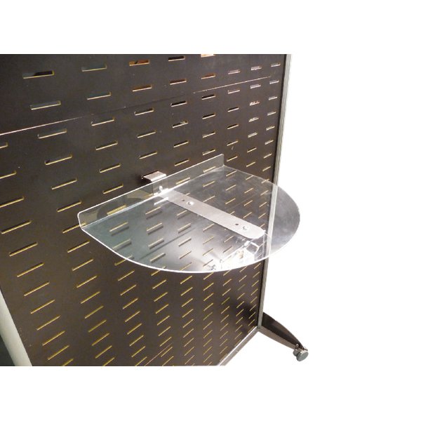 Pianetto in acrilico sagomato per parete attrezzata - Parete attrezzata mobile in MDF (pannello di fibra a media densità) con asole per il fissaggio di accessori. Telaio con profili in alluminio anodizzato che rende la parete elegante ed adatta a qualunque ambientazione. Piedini carrellati dotati di ruote pivottanti (di cui 2 bloccabili). La parete consente l'applicazione degli accessori su entrambi i fronti. Formato utile del pannello 88x185 cm. Dimensioni totali LxPxH 92x44x196 cm.