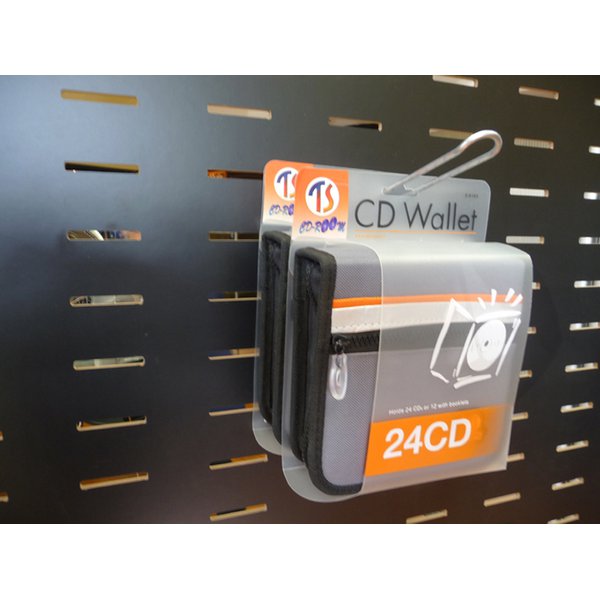 Ganci porta blister in filo metallo per parete attrezzata mobile - Parete attrezzata mobile in MDF (pannello di fibra a media densità) con asole per il fissaggio di accessori. Telaio con profili in alluminio anodizzato che rende la parete elegante ed adatta a qualunque ambientazione. Piedini carrellati dotati di ruote pivottanti (di cui 2 bloccabili). La parete consente l'applicazione degli accessori su entrambi i fronti. Formato utile del pannello 88x185 cm. Dimensioni totali LxPxH 92x44x196 cm.