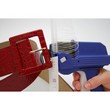 Pistola appendicartellini V-Tool per Secur-a-tach leggera ed ergonomica con applicatore ad uncino consente di effettuare l'operazione di chiusura del filo di sicurezza con una mano e di avere l'altra libera per manipolare gli articoli da cartellinare. I fili Secur-a-tach sono ideali per cartellinare qualsiasi tipo di merce; per ottenere una chiusura perfetta, l’operatore non deve fare altro che inserire il caricatore da 50 pz e azionare l'attuatore sul manico della pistola. I Fili Secur-a-Tach sono in polipropilene in confezione da 5000 fili.