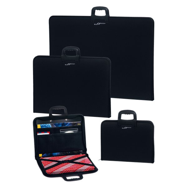 Valigetta portadisegni in PVC nero, bordature in cordura, manico sagomato, elastico fermafogli e tasche interne portaoggetti.