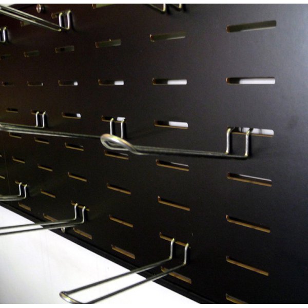 Pannello attrezzato in MDF asolato da parete - Parete attrezzata mobile in MDF (pannello di fibra a media densità) con asole per il fissaggio di accessori. Telaio con profili in alluminio anodizzato che rende la parete elegante ed adatta a qualunque ambientazione. Piedini carrellati dotati di ruote pivottanti (di cui 2 bloccabili). La parete consente l'applicazione degli accessori su entrambi i fronti. Formato utile del pannello 88x185 cm. Dimensioni totali LxPxH 92x44x196 cm.