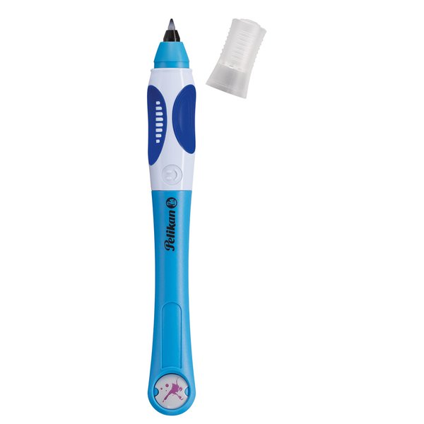 Penna a cartuccia d'inchiostro per mancini - GRIFFIX è l'innovativa serie di strumenti di scrittura studiata per accompagnare la crescita del bambino nell'imparare a scrivere. La speciale impugnatura ergonomica è disponibile nella versione per destri e mancini. Il simbolo della faccina che ride è il metodo intuitivo per segnalare come impugnare correttamente la penna. <br/>Penna Roller con cartuccia d'inchiostro con punta incorporata. Ogni cartuccia ha una punta in feltro incorporata, perfetta per i bambini perchè molto piu' resistente alla pressione. L'inchiostro blu è cancellabile e riscrivibile con il cancellatore Pelikan Super Pirat. Il simbolo della faccina che ride è il metodo intuitivo per segnalare come impugnare correttamente la penna. Disponibile per destri e mancini. La confezione è composta da 1 penna per destri fusto blu +2 cartucce d'inchiostro + 1 chip. 
