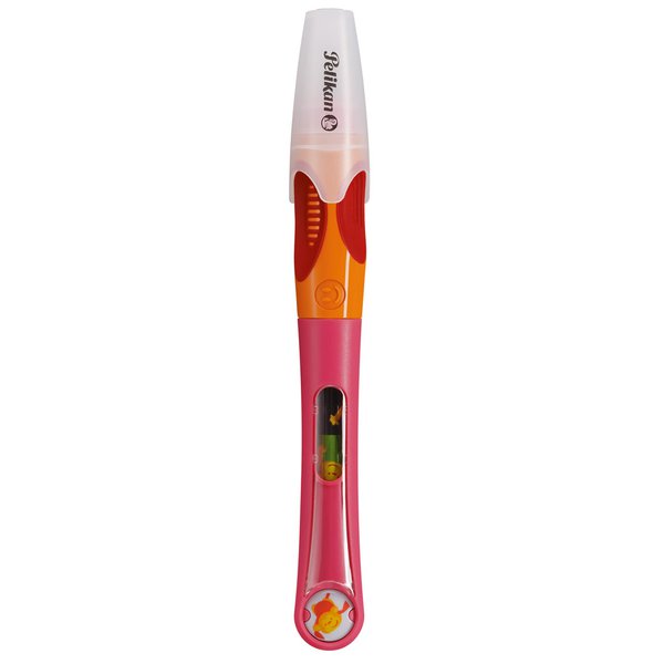 Stilografica a cartuccia d'inchiostro per mancini - GRIFFIX è l'innovativa serie di strumenti di scrittura studiata per accompagnare la crescita del bambino nell'imparare a scrivere. La speciale impugnatura ergonomica è disponibile nella versione per destri e mancini. Il simbolo della faccina che ride è il metodo intuitivo per segnalare come impugnare correttamente la penna. <br/>Stilografica di grande qualità è molto semplice da usare. Pennino in acciaio, punta iridio, parte superiore coperta per evitare che i bambini si sporchino le mani mentre scrivono ed evita che il pennino si rompa o si deformi. Sul fusto c'è una finestrella che permette di vedere le divertenti cartucce e controllare la quantità di inchiostro rimasto. L'inchiostro blu è cancellabile e riscrivibile con il cancellatore Pelikan Super Pirat. La nuova stilografica GRIFFIX è disponibile per destri e mancini. La confezione è composta da 1 stilografica per destri fusto rosa + 2 cartucce giganti di inchiostro + 1 chip.