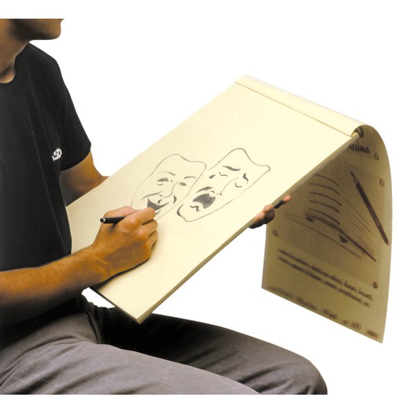 Carta da spolvero giallina ideale per il disegno a carboncino e a matita. Resiste perfettamente alle gommature.