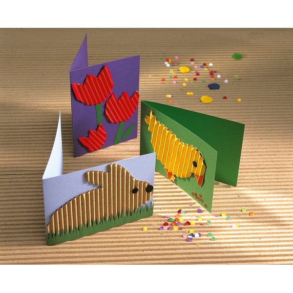 Cartoncino ondulato estremamente duttile e consistente. Questo originale cartoncino viene largamente adoperato nelle attività didattiche, grafiche, cartellonistiche e di cartonaggio. Retro colorato.