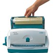 CS 9 permette di plastificare manualmente, qualsiasi tipo di documento, foto, presentazione, fino al formato A4. La taglierina estraibile, in dotazione, consente di rifilare senza nessun problema e perfettamente il documento plastificato. Dotata di guida di allineamento per un facile posizionamento del foglio da plastificare. Bobine film, formato A4, che permettono di realizzare plastificazioni continue e multiple senza bolle d’arie.