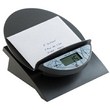 Bilancia elettronica da 1 Kg. Dal design innovativo. Tara e spegnimento automatico. Provvista di un piatto inclinato per permettere di pesare agevolmente buste, cilindri, pacchi…Un grande display LCD per una facile lettura. Scarto di lettura: 1g. Funziona con una pila da 9V-LR61 non inclusa. Dimensioni: 18x23x11 cm. Piatto: 18x17,5 cm. Display: 5x2 cm. Colore: grigio antracite