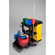 Carrello di pulizia con sacco di raccolta rifiuti in vinile giallo con zip di chiusura (per facilitare l'estrazione della spazzatura). Il sacco portarifiuti ha 75 litri di capacità. Dotato di speciali ganci per fissare palette, scopettoni, porta aspirapolvere e 4 segnalatori di sicurezza e di 3 ripiani porta detergenti e secchi. Struttura molto resistente in polipropilene nero da cm 117x55x98. Il carrello di pulizia a 2 secchi Duo Bravo, acquistabile a parte, può essere appoggiato sulla pedana anteriore e utilizzato separatamente per le pulizia negli ambienti piccoli.