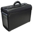 Borsa pilota in similcuoio compatta dotata di divisori interni che creano due scomparti centrali. Dotata di due tasche esterne con chiusura in Velcro e di vani portapenne e porta accessori nel risvolto di apertura. Solidi rinforzi per una maggiore robustezza. Chiusura a combinazione e altri particolari in metallo in colore canna di fucile. Dimensioni 46x33x20 cm. Colore nero.